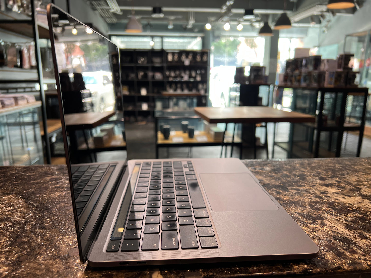 Macbook Pro 13" 2020 TouchBar 8GB / 512GB (Producto Único)