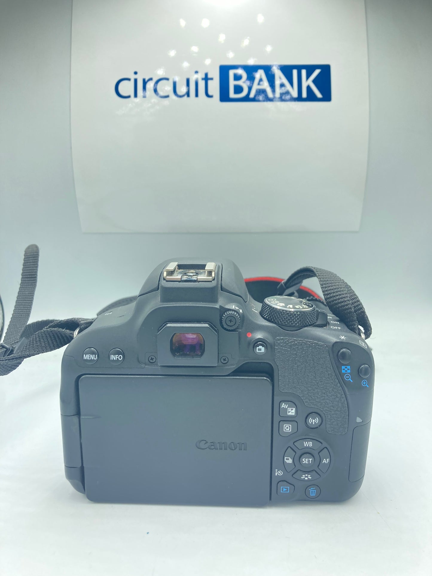 Canon EOS Rebel T7i + Lente 18 -135mm (Producto Unico)