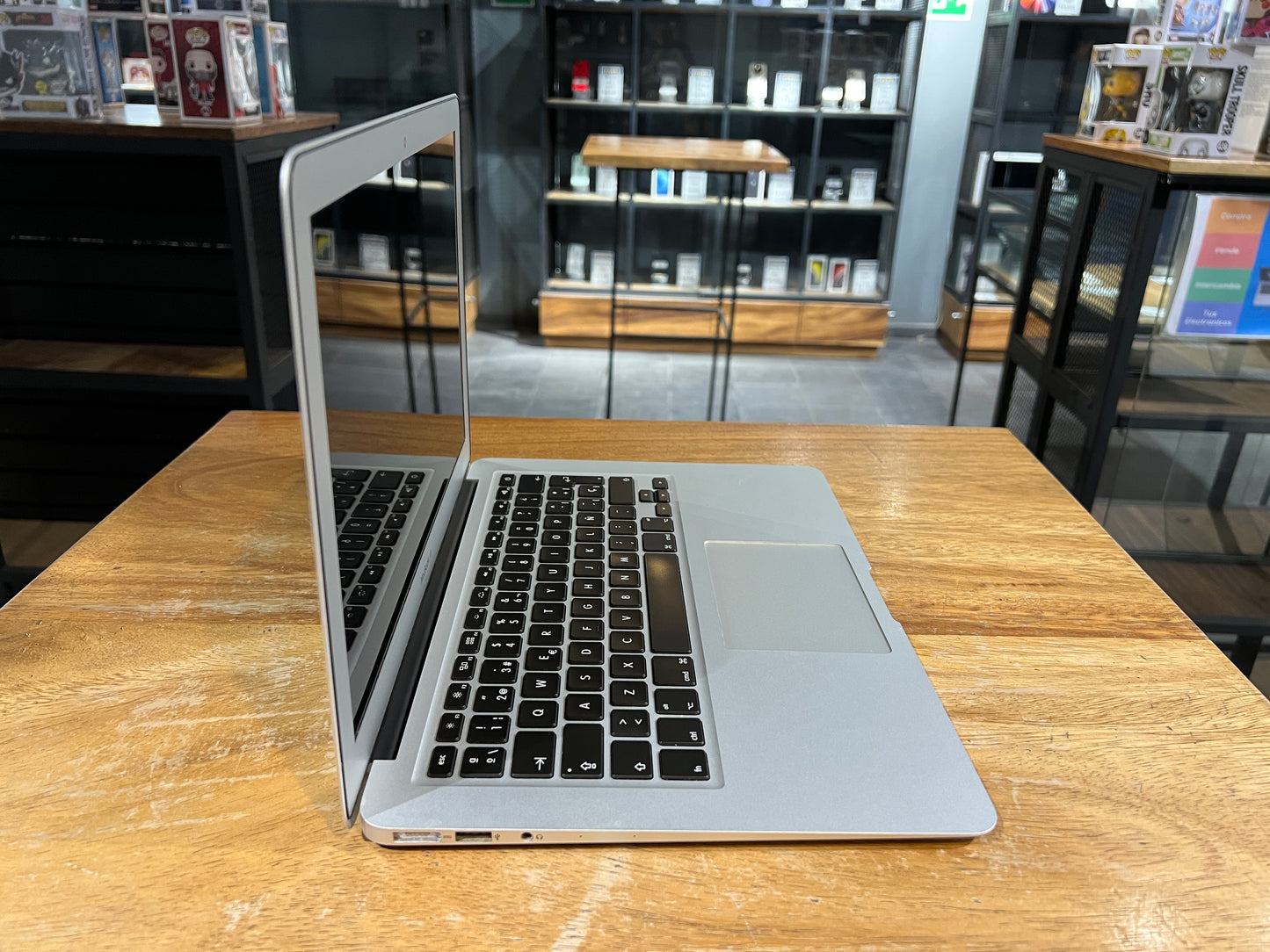 MacBook Air 13" 2017 128GB SSD / 8GB RAM (Producto Unico)