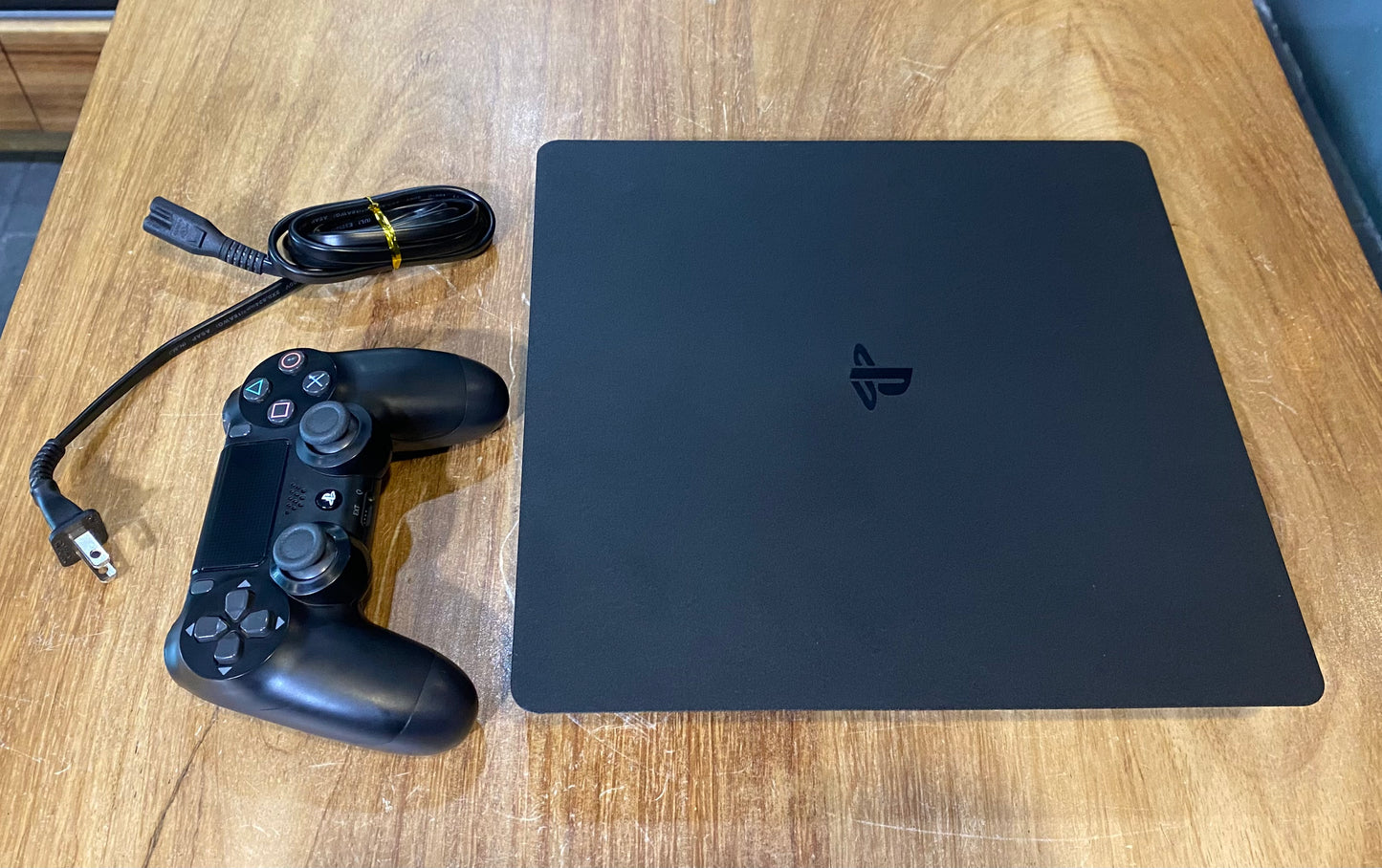 PS4 Slim 1 TB
