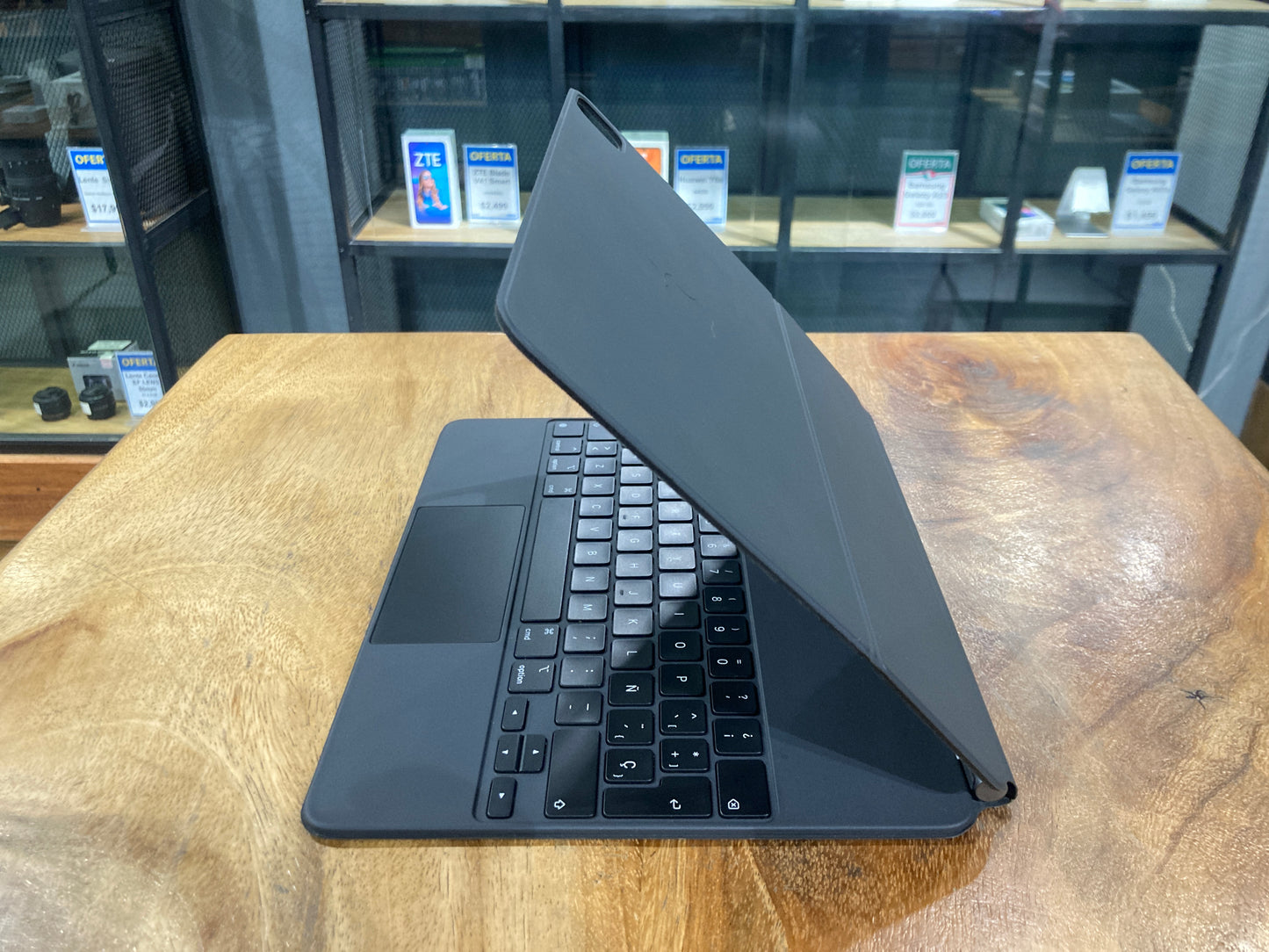 Apple Magic Keyboard 12.9" (Producto Único)