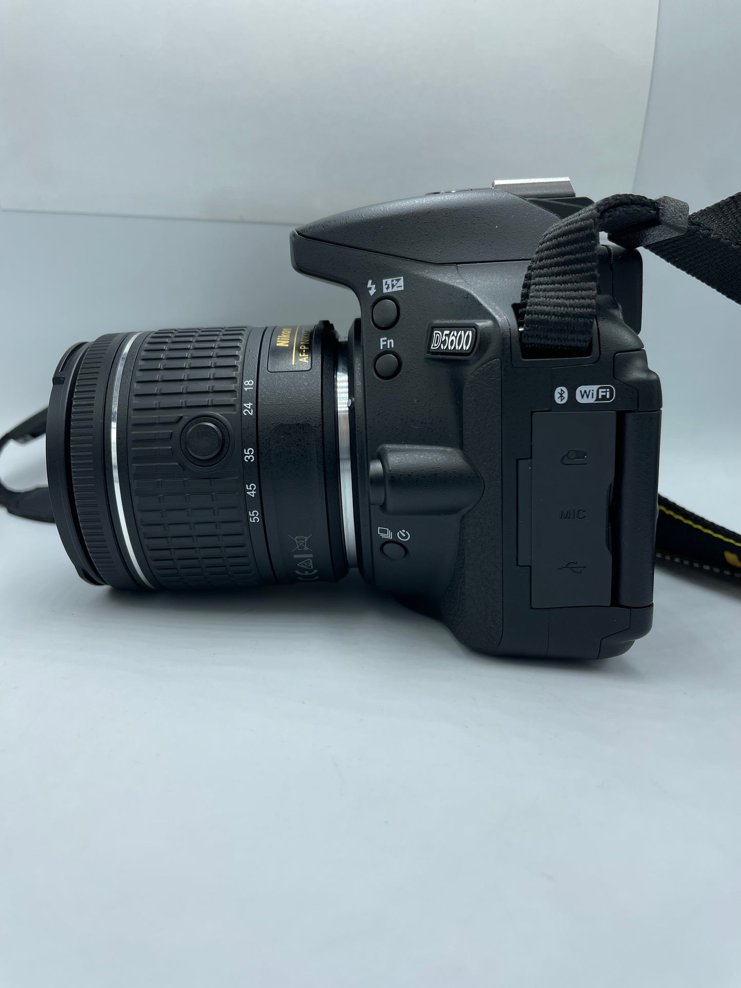 Cámara Nikon D5600 / AF-S DX 18-55mm f/3.5-5.6G VR  (Producto Unico)