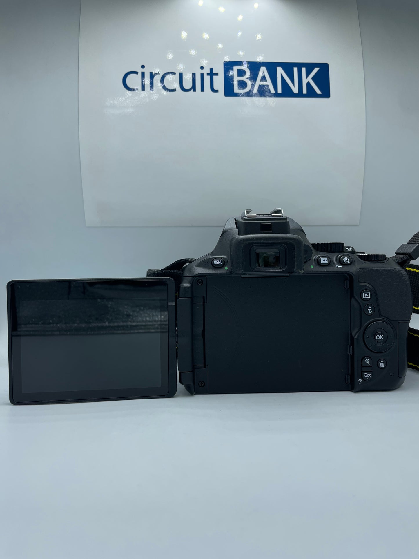 Cámara Nikon D5600 / AF-S DX 18-55mm f/3.5-5.6G VR  (Producto Unico)
