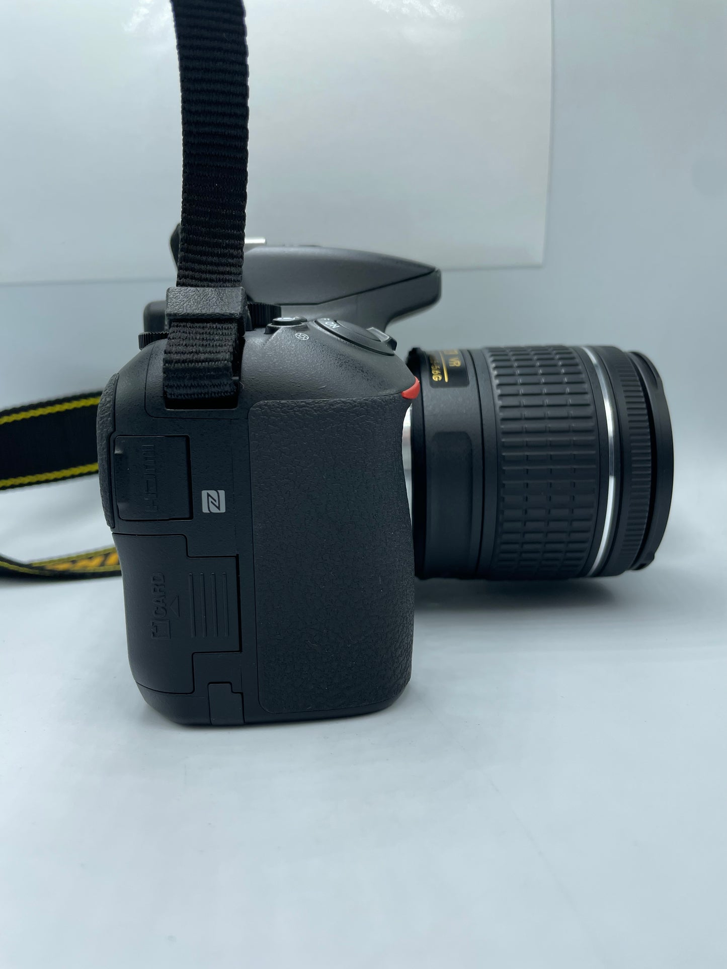 Cámara Nikon D5600 / AF-S DX 18-55mm f/3.5-5.6G VR  (Producto Unico)