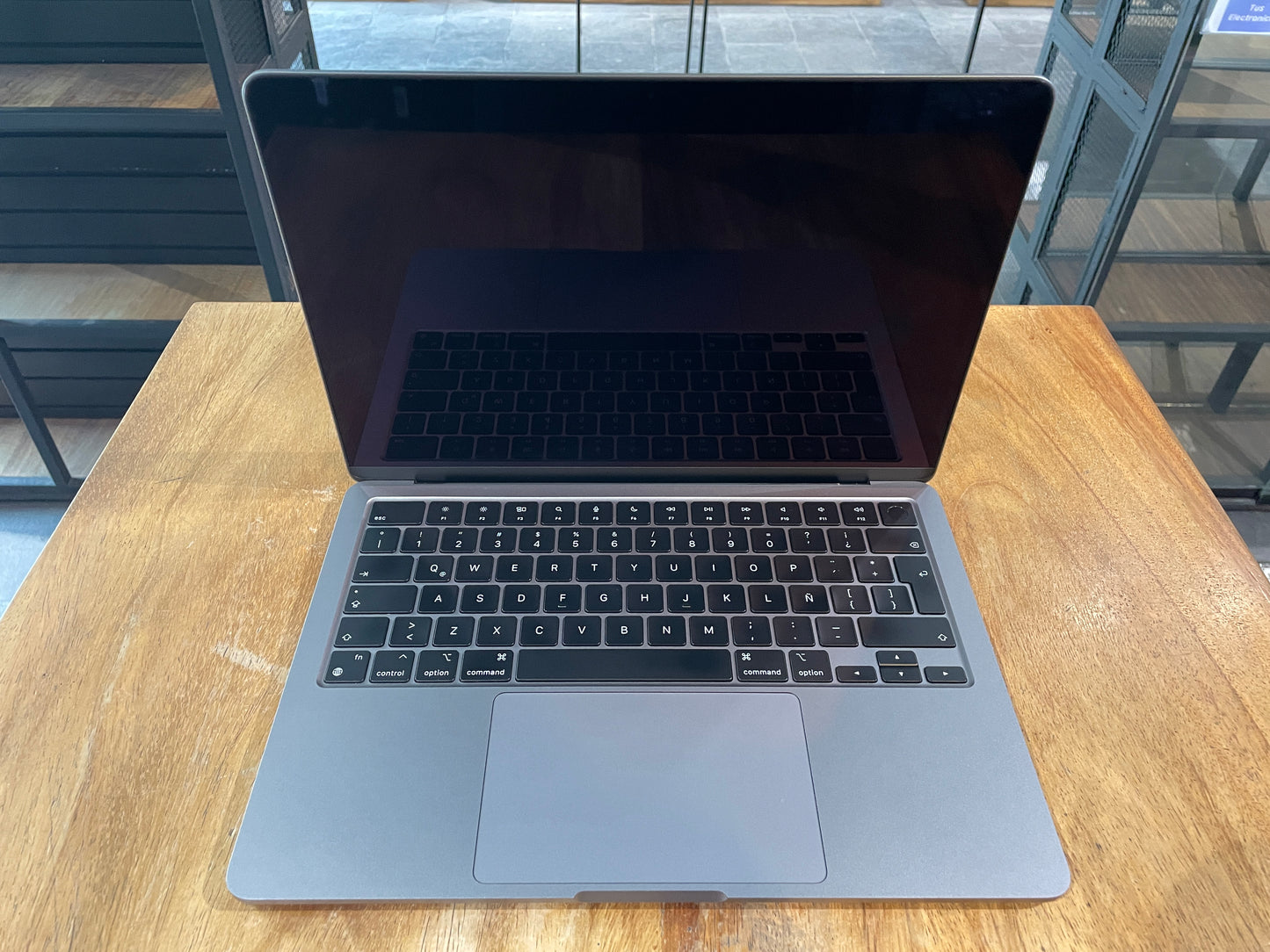 MacBook Air 2022 13,6" M2 / 256GB SSD / 8GB RAM (Producto Único)