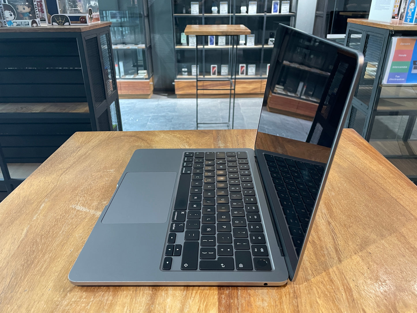 MacBook Air 2022 13,6" M2 / 256GB SSD / 8GB RAM (Producto Único)