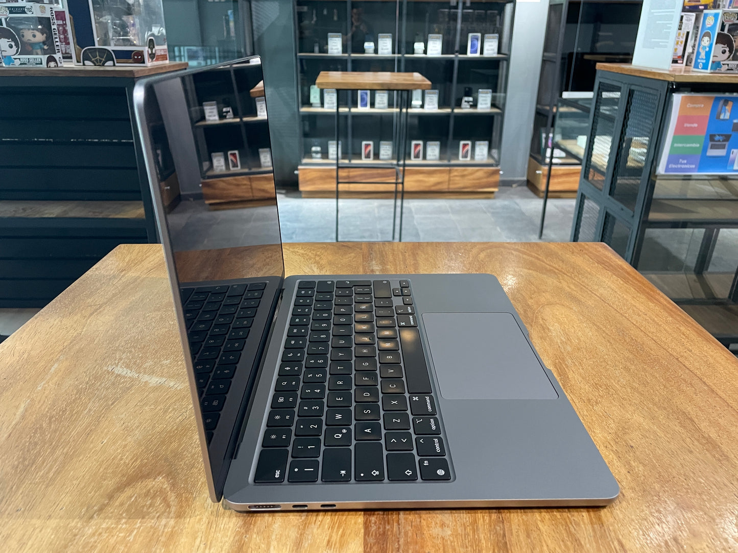MacBook Air 2022 13,6" M2 / 256GB SSD / 8GB RAM (Producto Único)