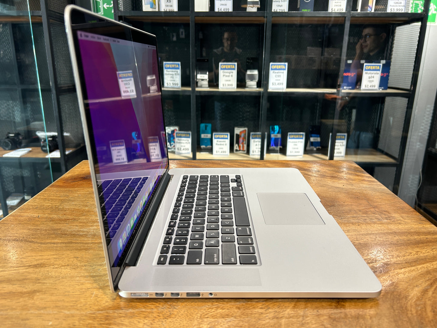 MacBook Pro 15" 2015 Corei7 16GB RAM/ 256GB HDD(Producto Unico)