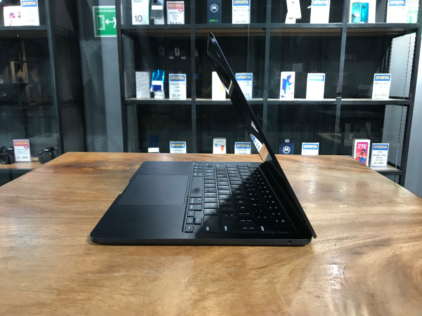 MacBook Air 13" 2022 M2 8GB RAM/ 256GB (Producto Unico)