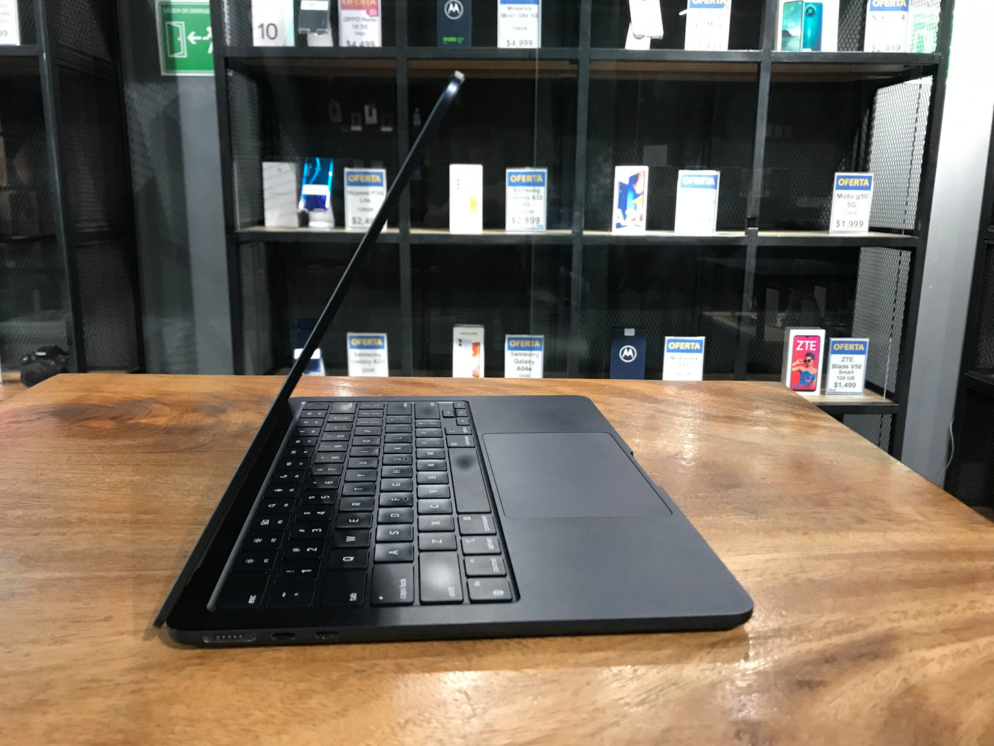 MacBook Air 13" 2022 M2 8GB RAM/ 256GB (Producto Unico)