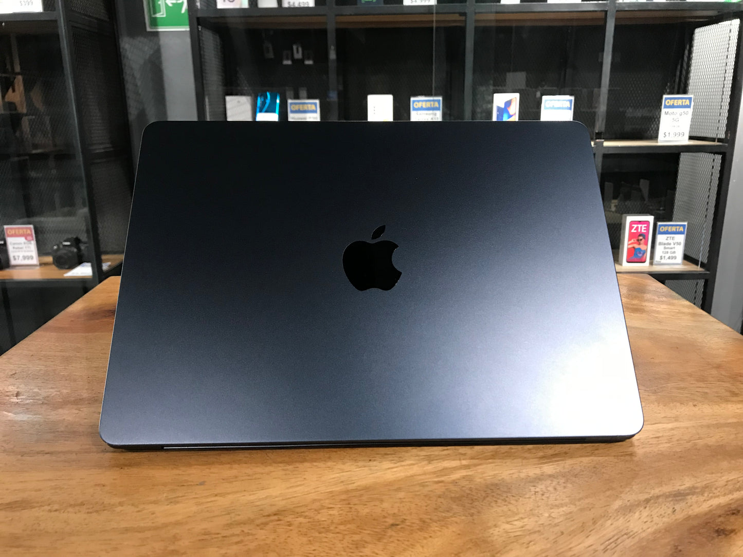 MacBook Air 13" 2022 M2 8GB RAM/ 256GB (Producto Unico)