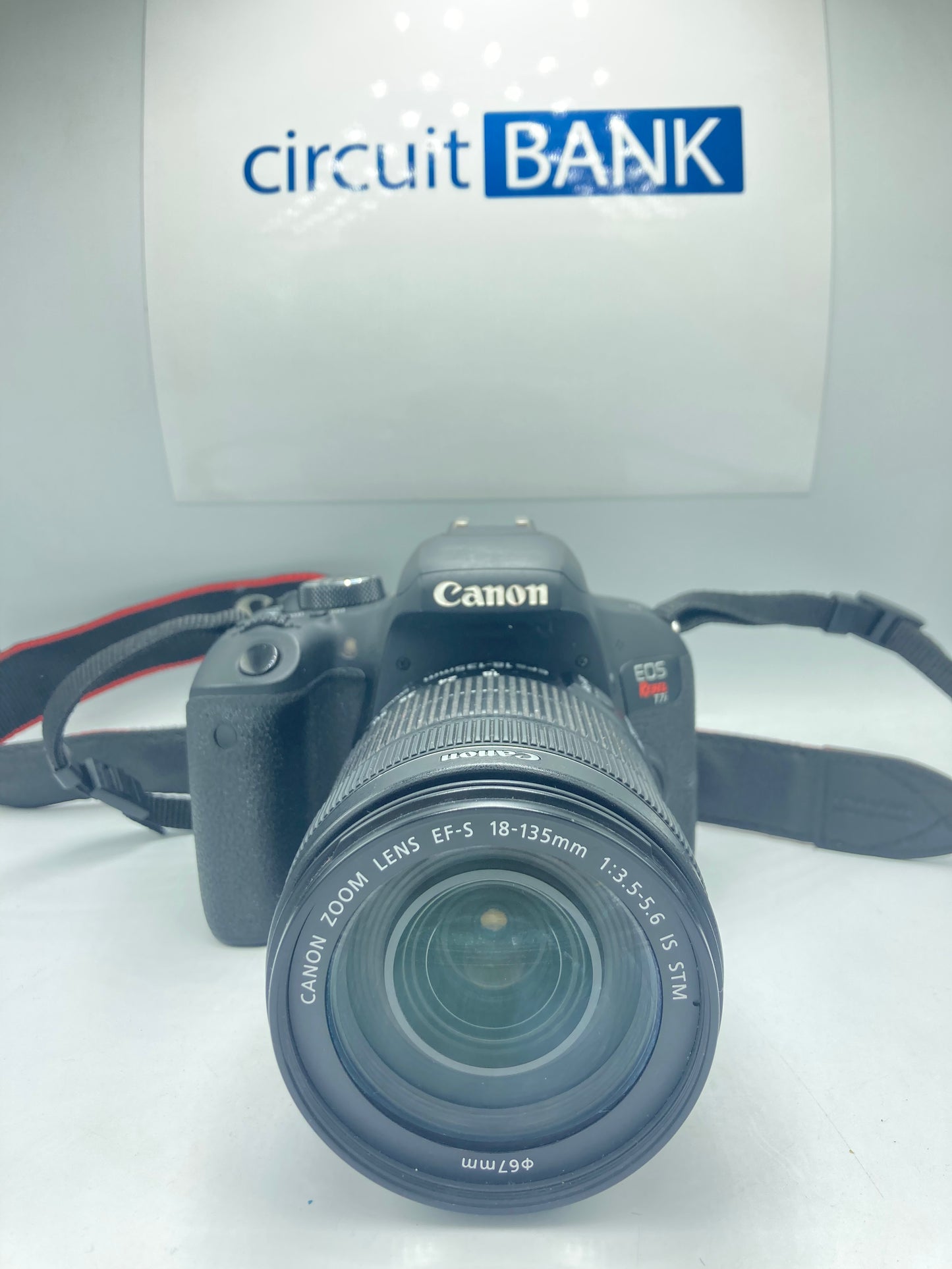 Canon EOS Rebel T7i + Lente 18 -135mm (Producto Unico)