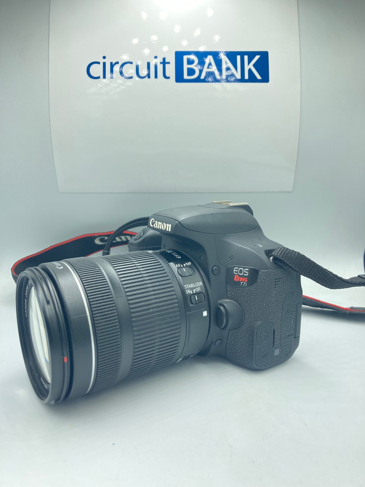 Canon EOS Rebel T7i + Lente 18 -135mm (Producto Unico)