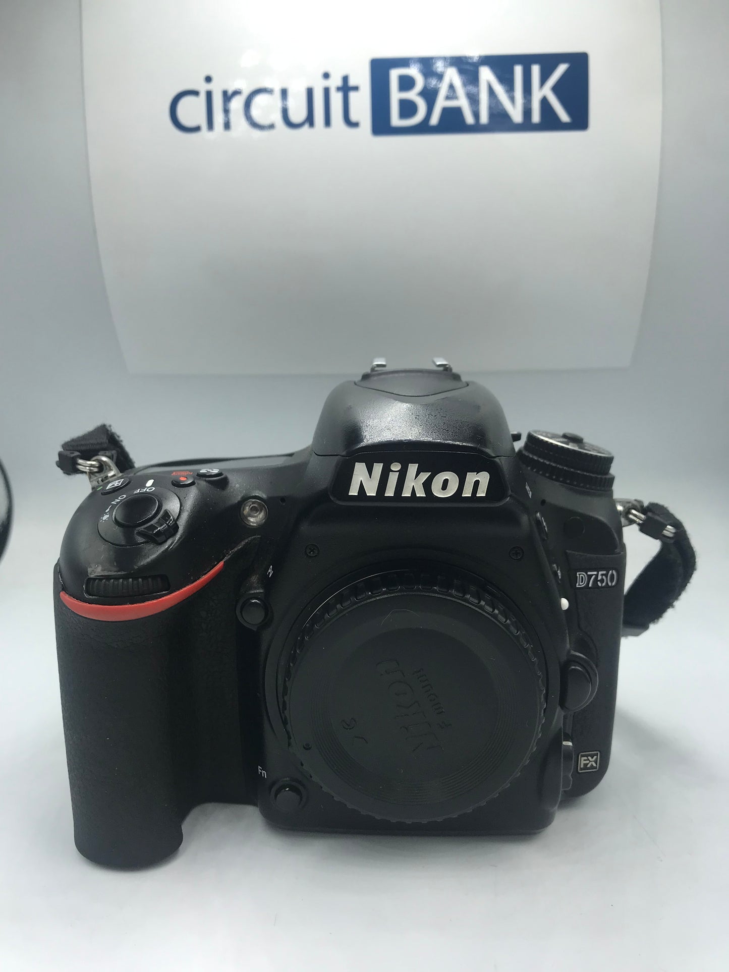 Cámara Nikon D750 (Producto Único)