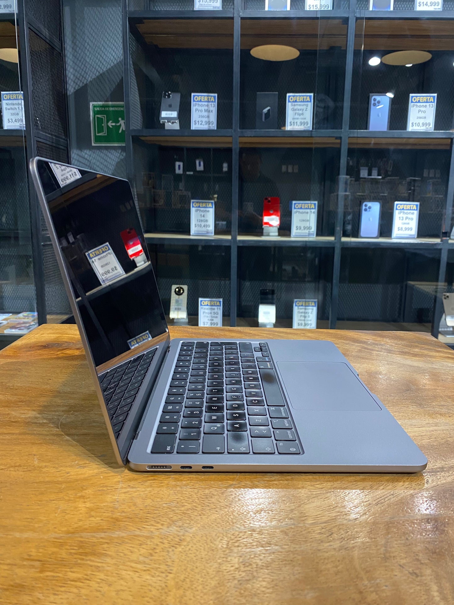MacBook Air 2022 13.6" M2 (Producto Único)