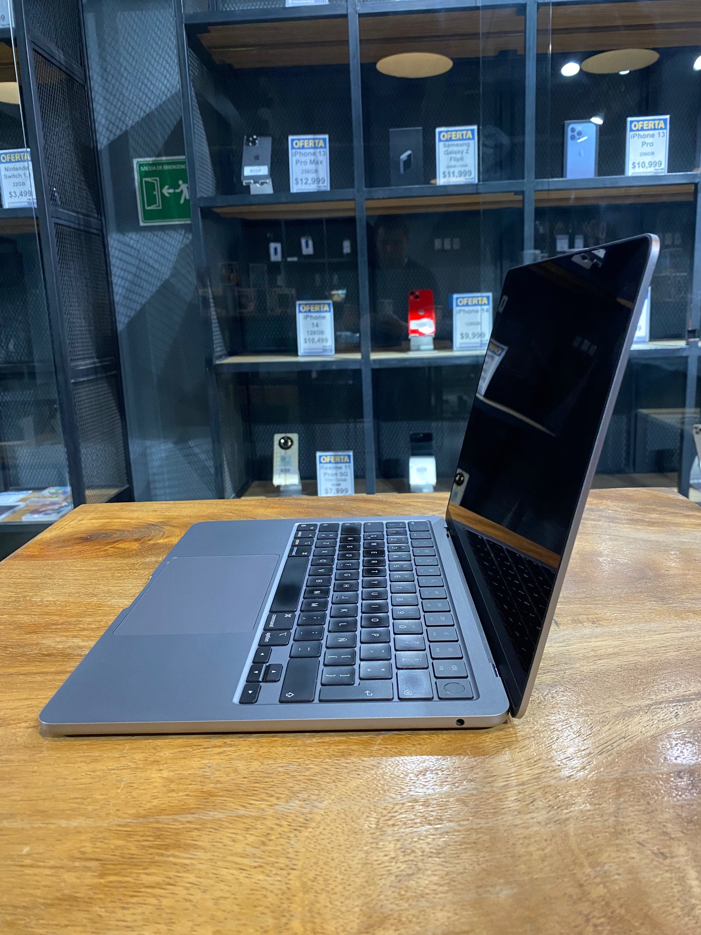 MacBook Air 2022 13.6" M2 (Producto Único)