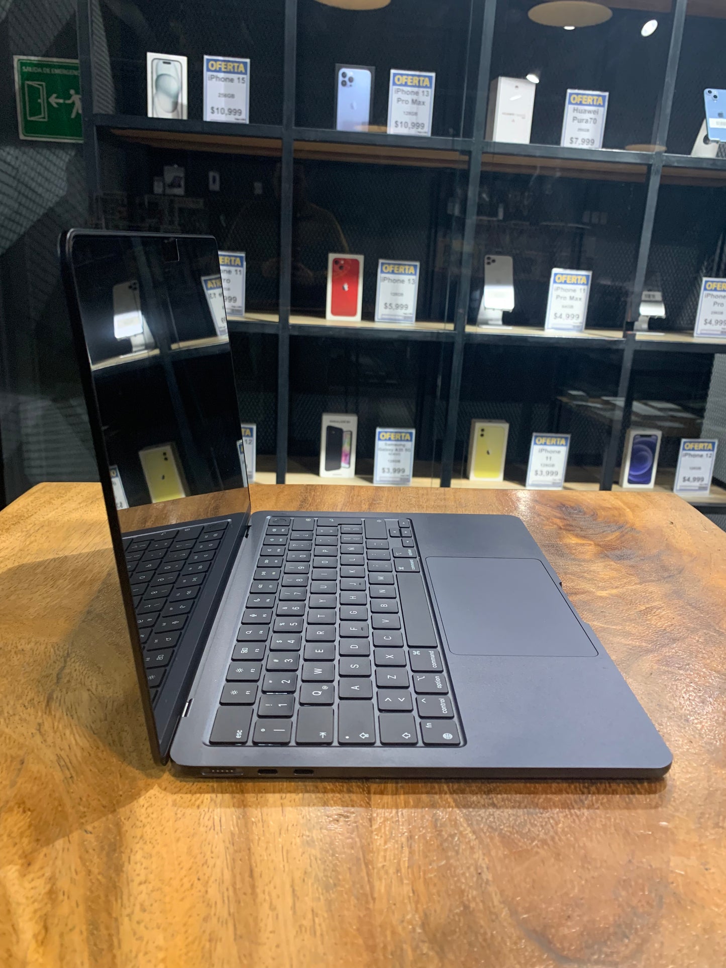 Macbook Air 13" M2 2022 16GB / 256GB (Producto Único)