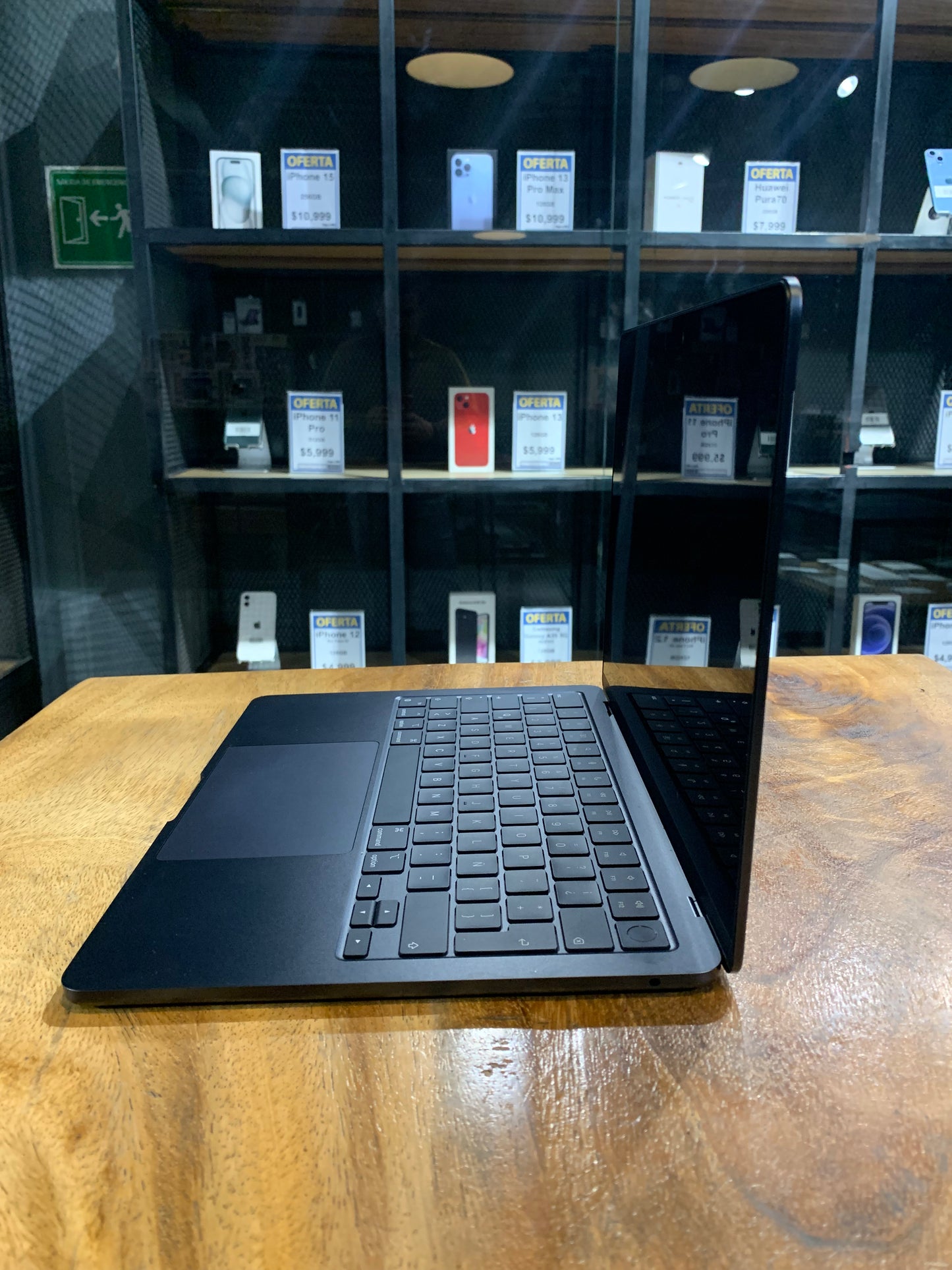 Macbook Air 13" M2 2022 16GB / 256GB (Producto Único)