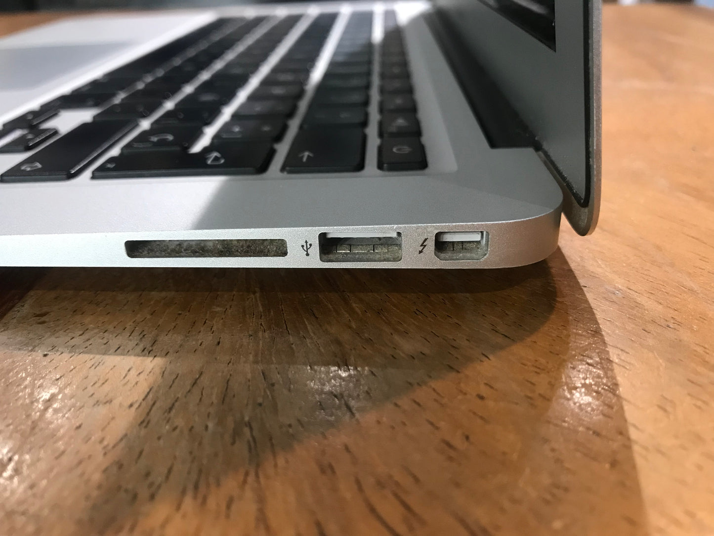 MacBook Air 2017 13" Corei5 8GB RAM/128GB SSD (Producto Unico)