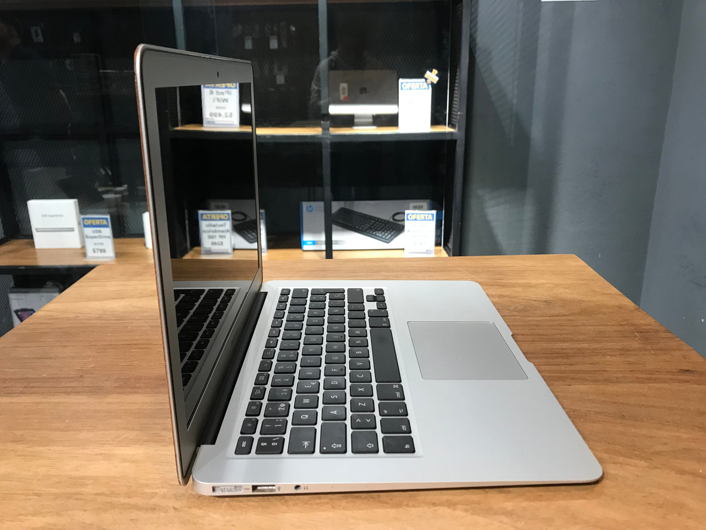MacBook Air 13" 2014 Corei5 4GB RAM/128GB SSD (Producto Unico)