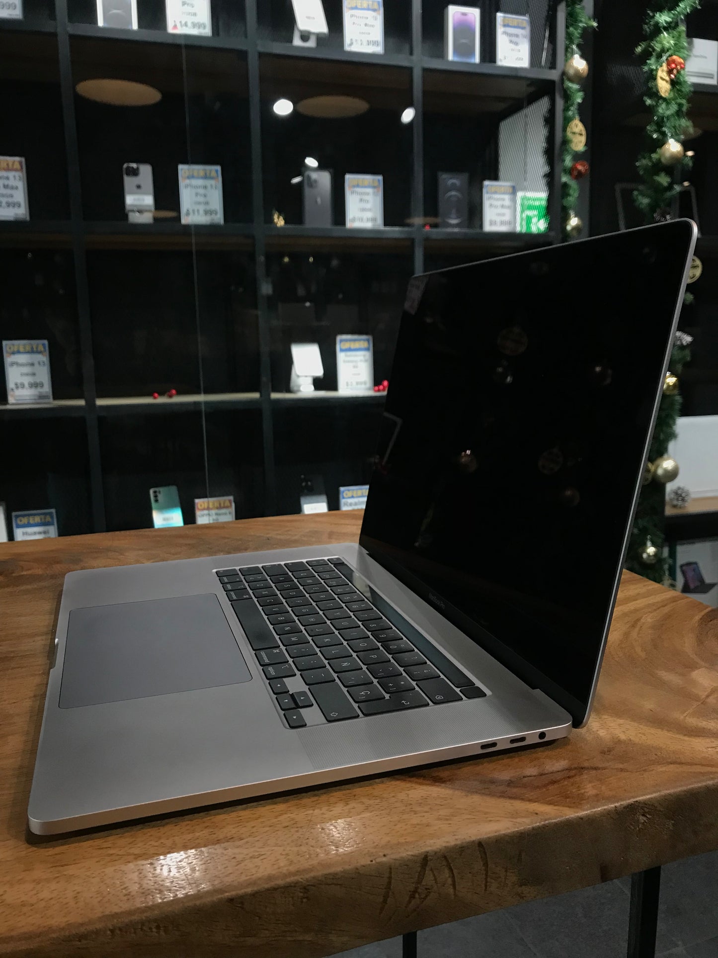 MacBook Pro 2019 16" Corei9 64GB RAM/2 TB SSD / AMD Radeon Pro 5500M con 4GB GDDR6 (Producto Unico)