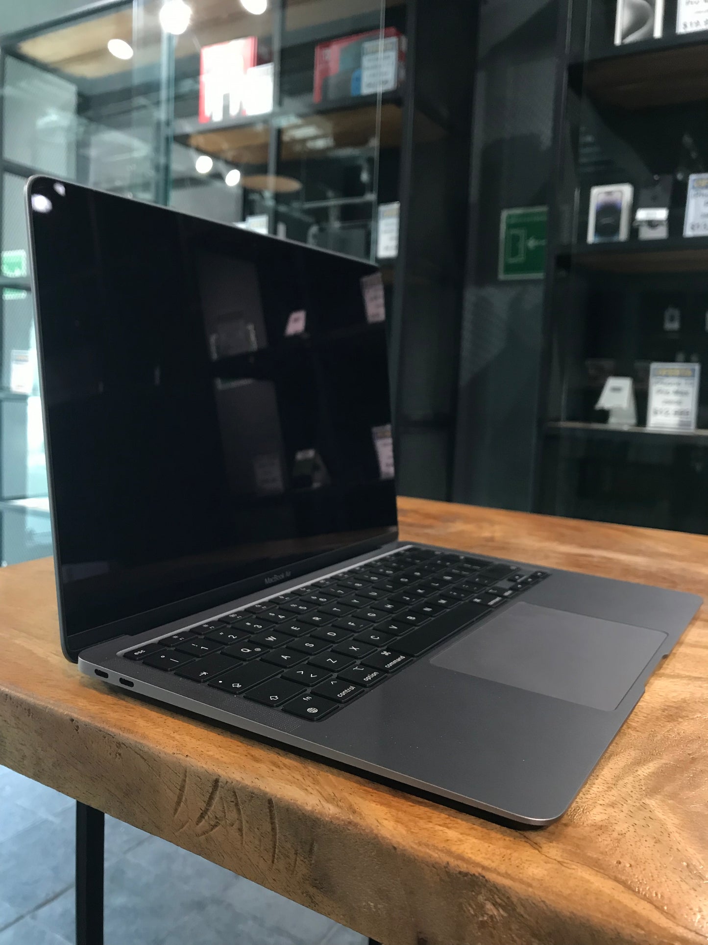 MacBook Air 13" 2020 M1 8GB RAM/256GB SSD Condición C *Batería* (Producto Unico)