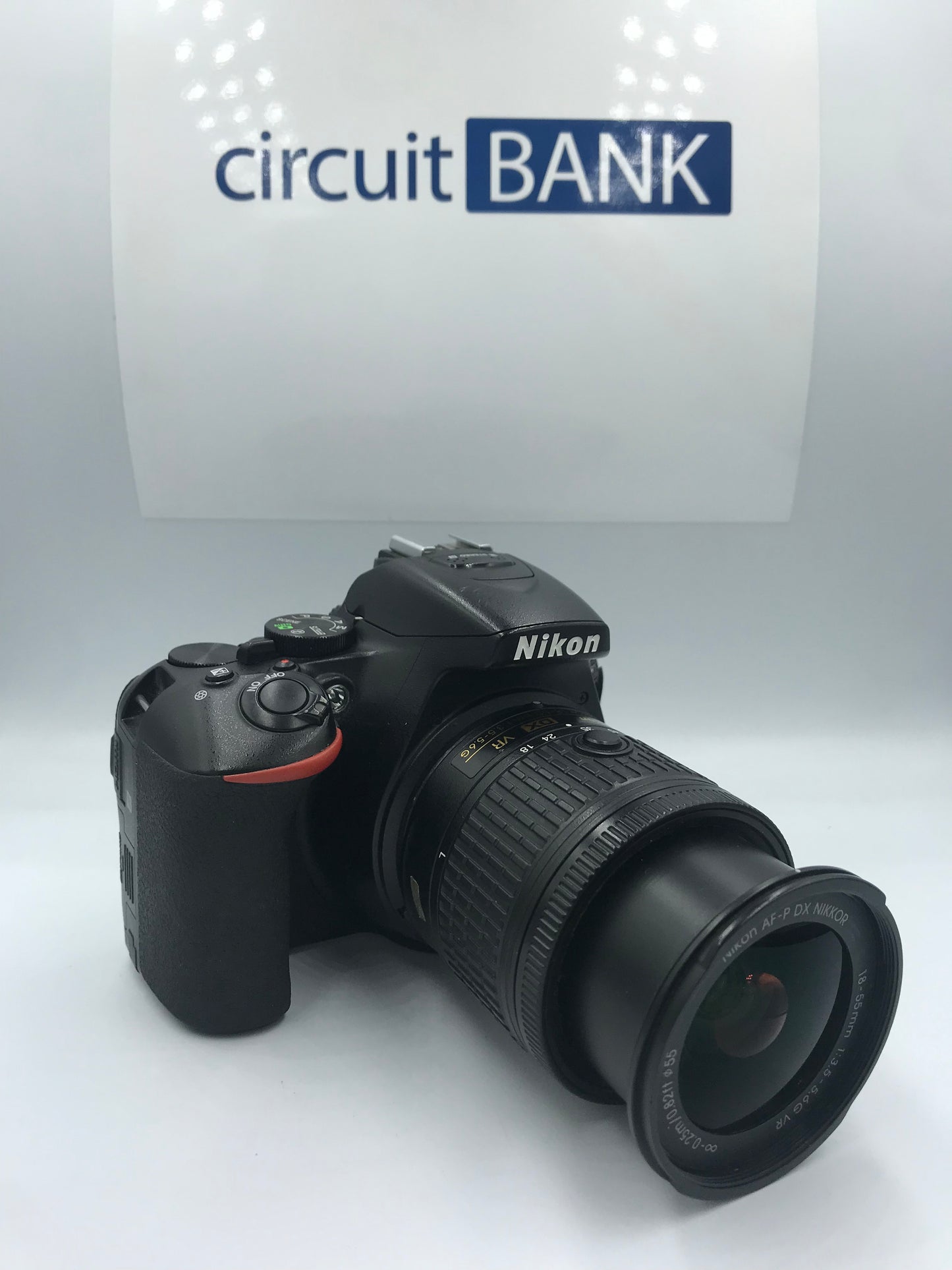Cámara Nikon D5600 + Lente Nikkor DX AF-P 18-55mm (Producto Unico)