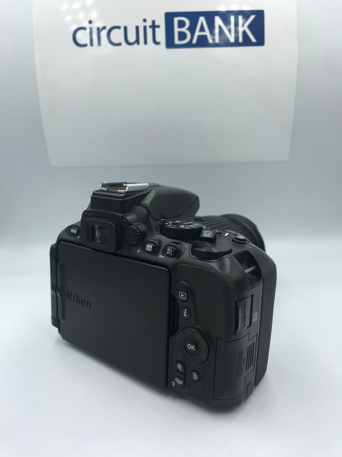 Cámara Nikon D5600 + Lente Nikkor DX AF-P 18-55mm (Producto Unico)