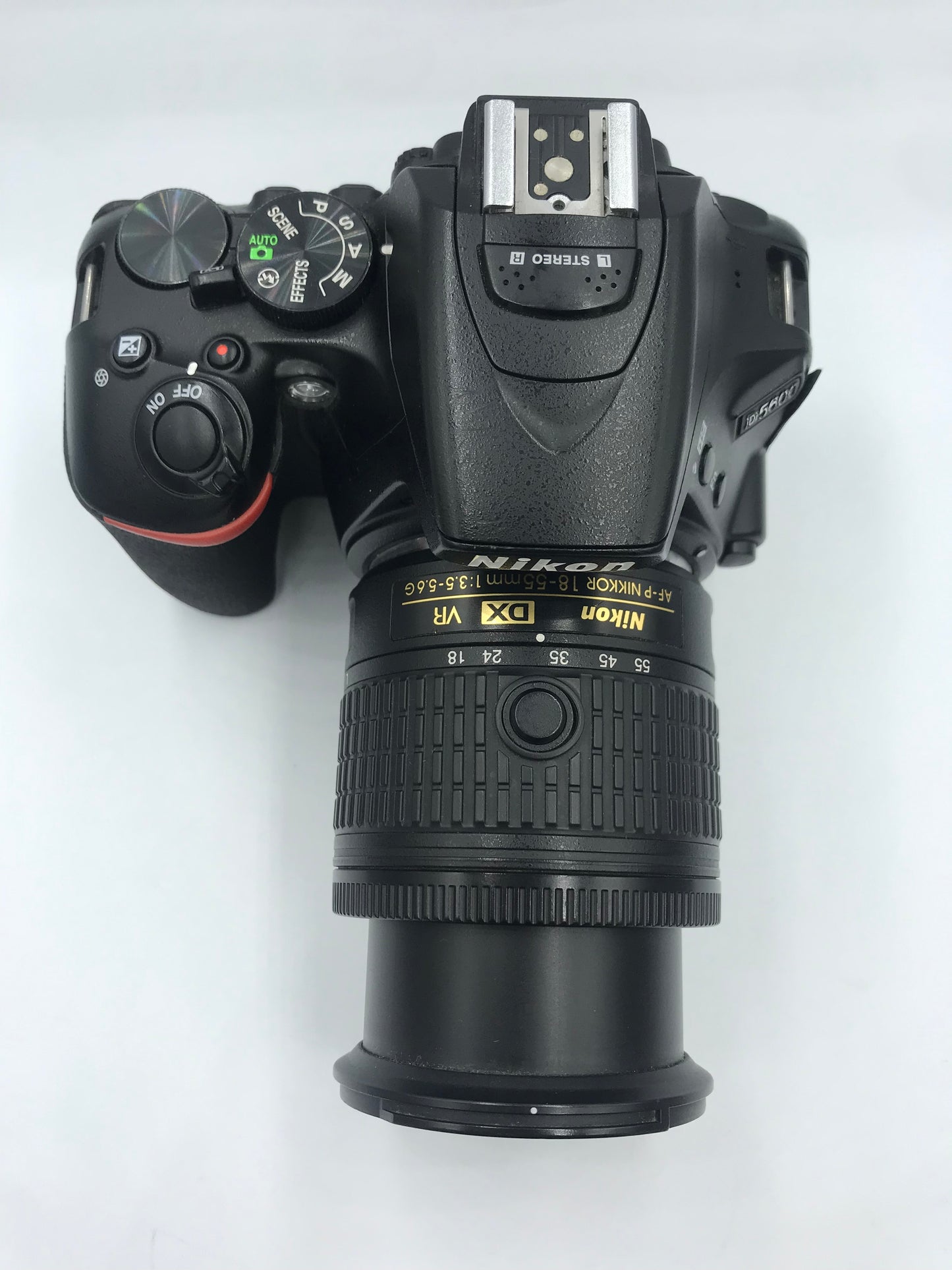 Cámara Nikon D5600 + Lente Nikkor DX AF-P 18-55mm (Producto Unico)