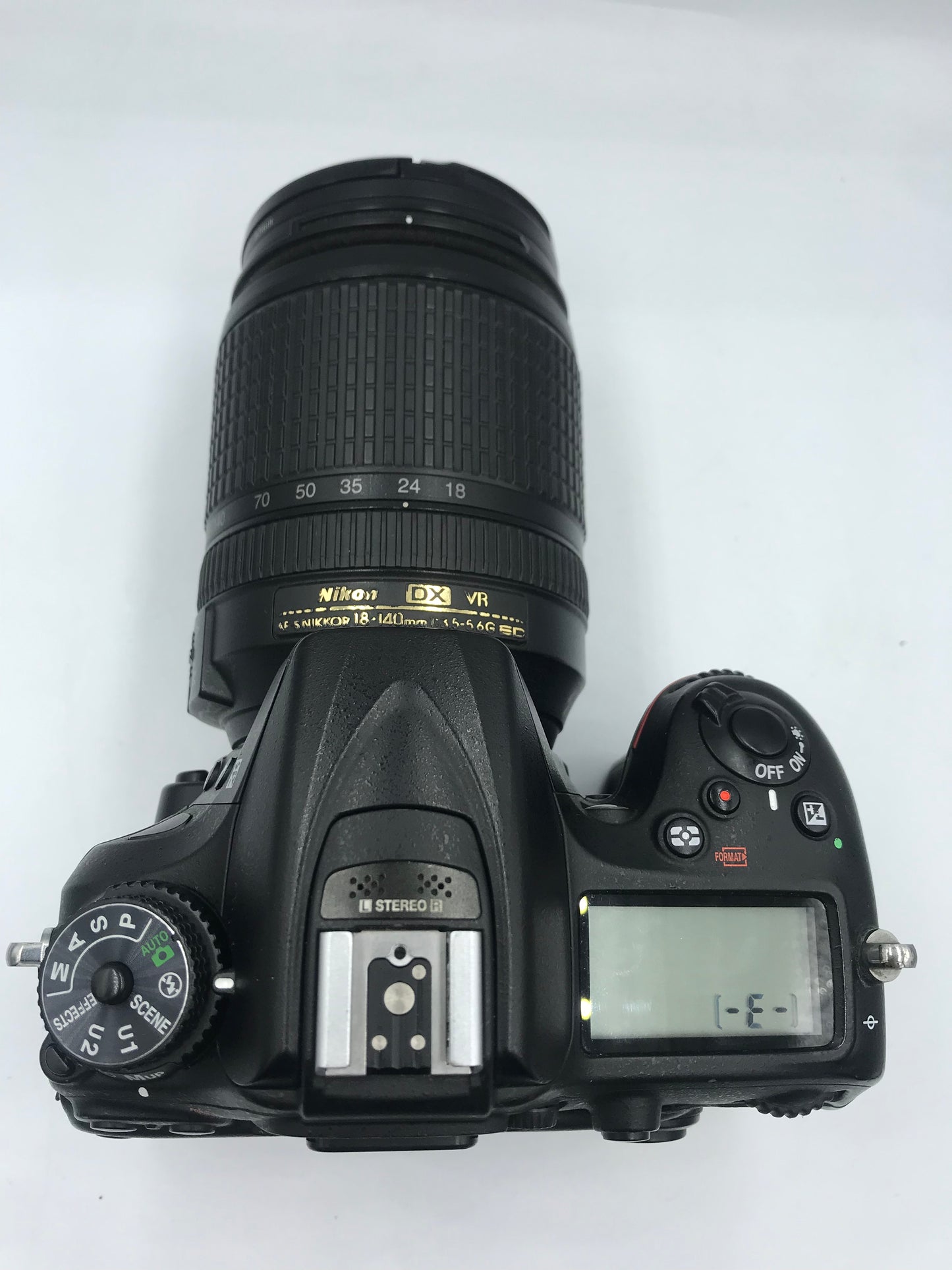 Cámara Nikon D7200 + Lente Nikon DX AF-S 18-140mm (Producto Unico)