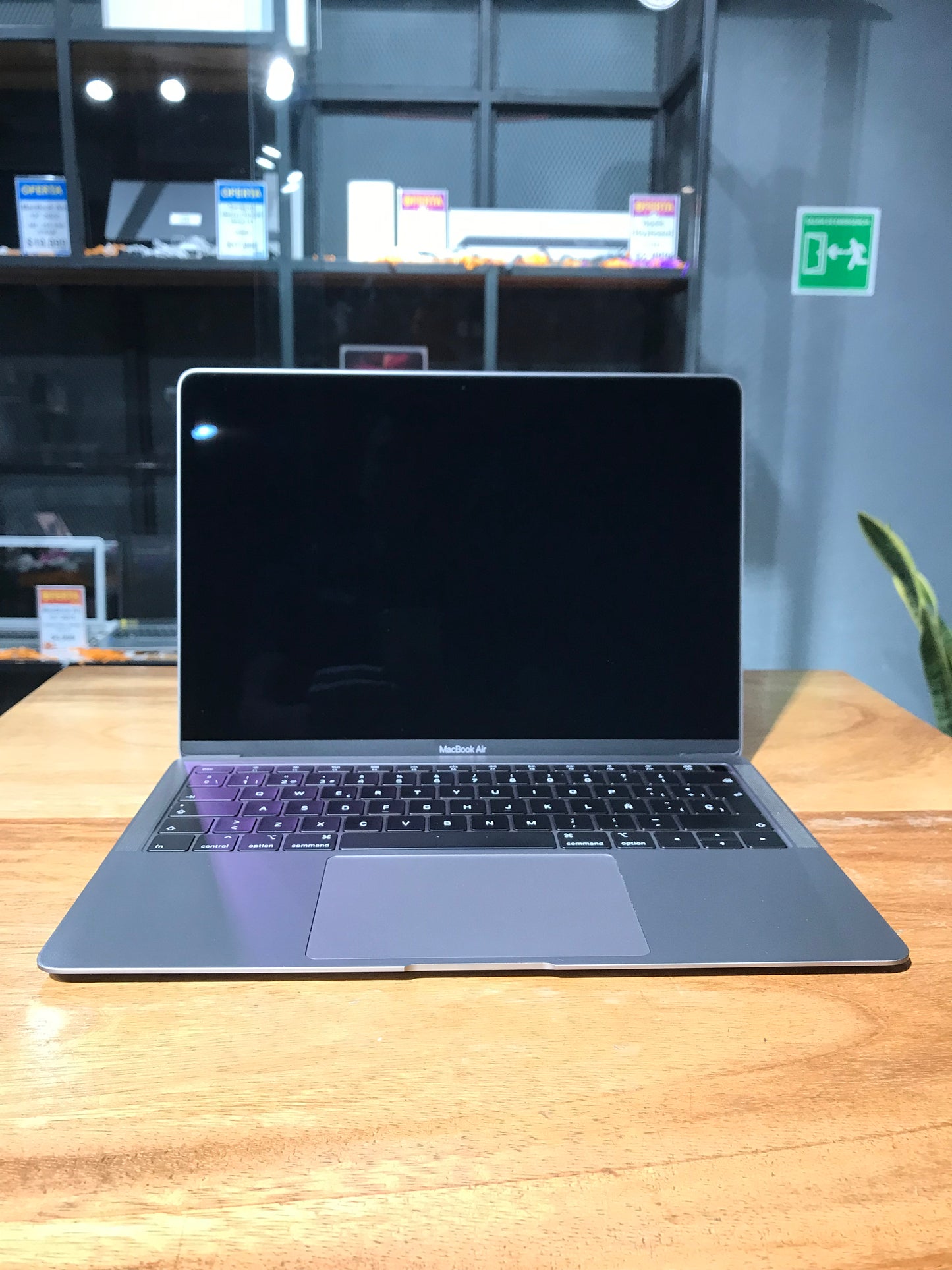 Macbook Air 13" 2020 / 256GB / 8GB RAM / Core i3 (Producto Unico)