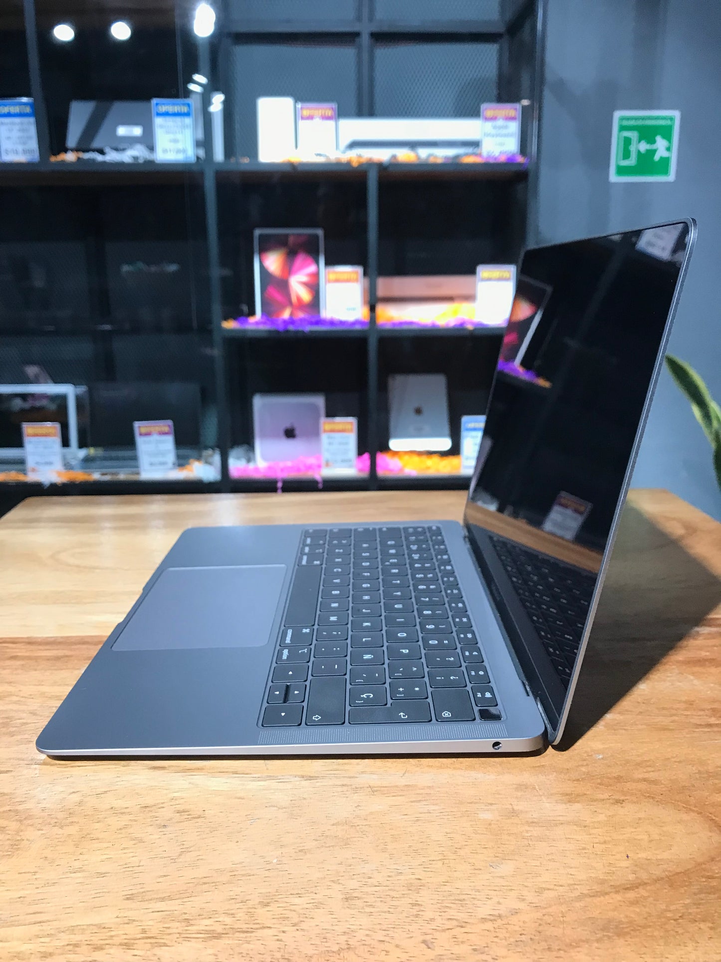 Macbook Air 13" 2020 / 256GB / 8GB RAM / Core i3 (Producto Unico)