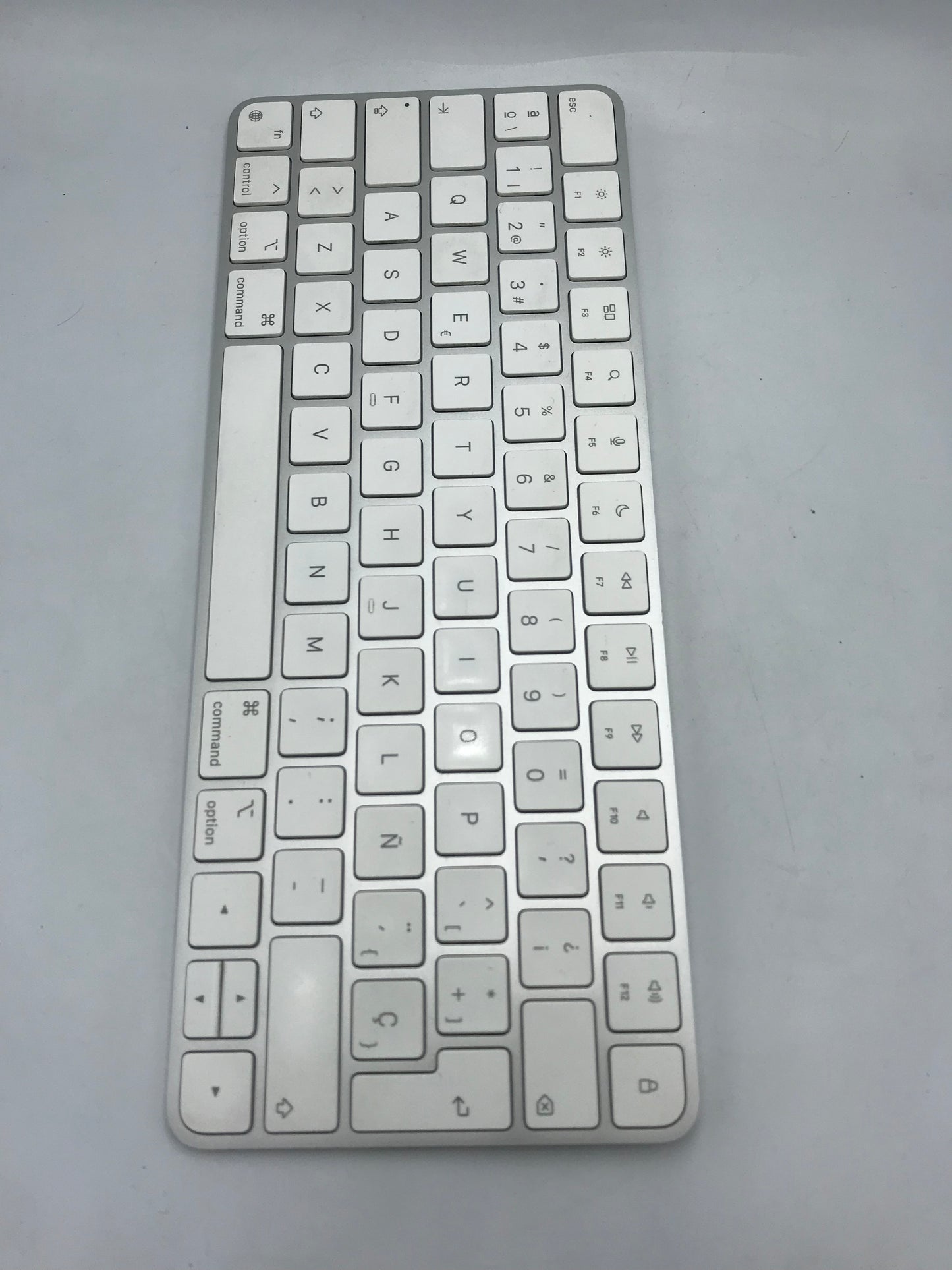 Magic Keyboard (A2450) ( Producto Unico)