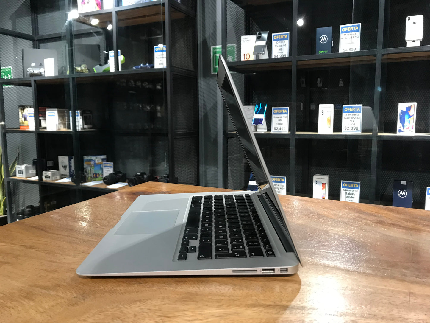 MacBook Air 13" 2017 8GB RAM/ 256Gb A1466 (Producto Unico)