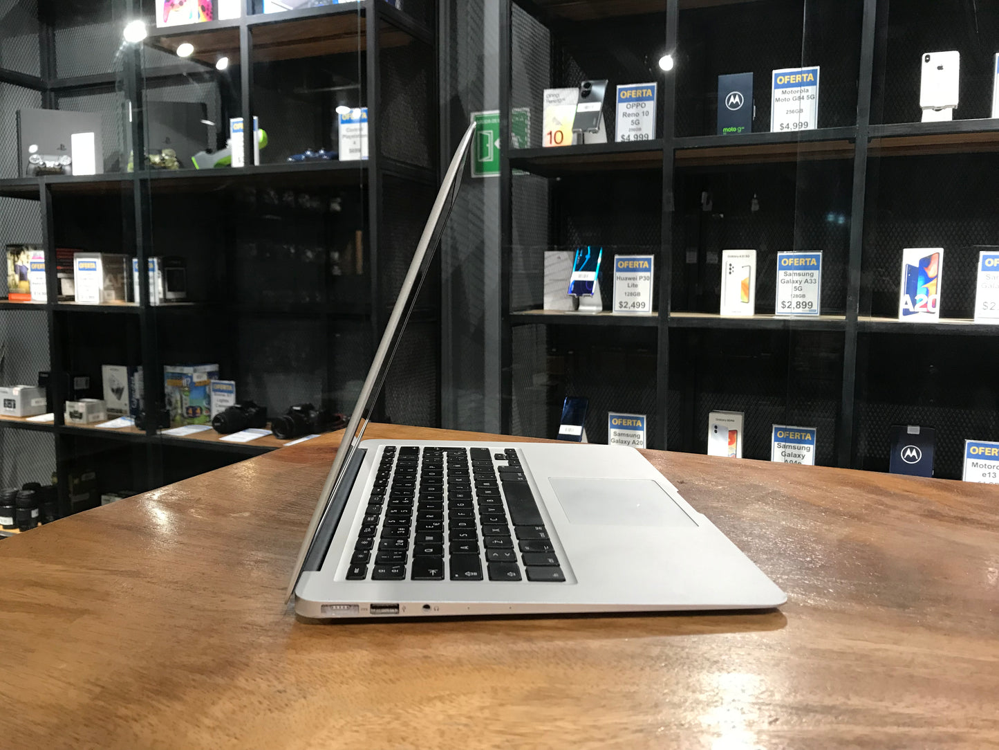 MacBook Air 13" 2017 8GB RAM/ 256Gb A1466 (Producto Unico)