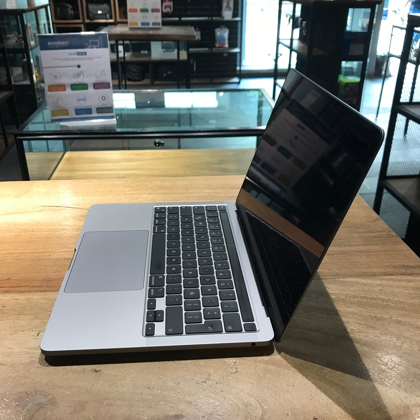 Macbook Pro 13" 2020 M1 (Producto Único)