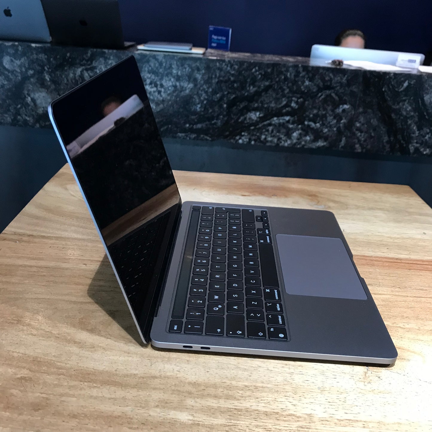 Macbook Pro 13" 2020 M1 (Producto Único)