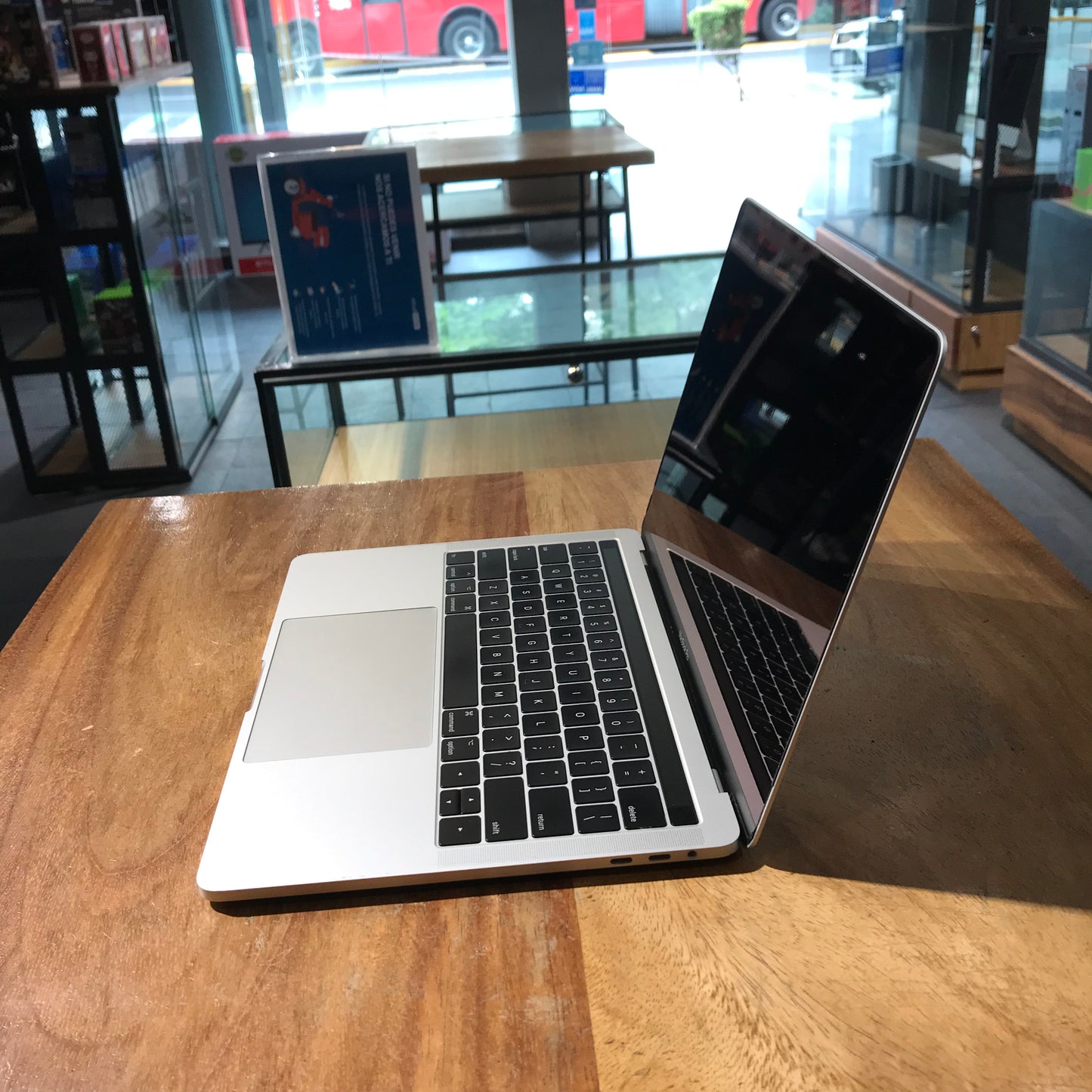 Macbook Pro "13" 2017 TouchBar (Producto Único)